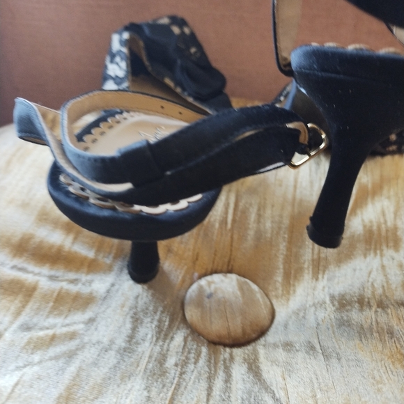 Shoes. JACQUELINE FERRAR SZ 7 - Picture 4 of 5